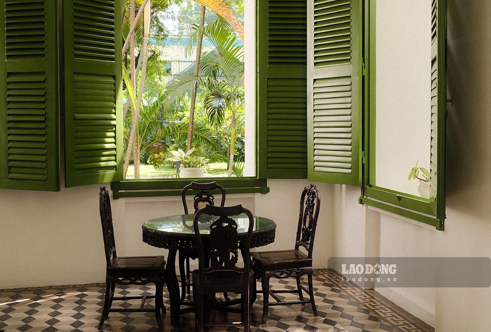 Sau khi tham quan ben trong Dinh thu, du khach co the danh thoi gian tan bo trong khu vuon sau. Dinh thu co khu vuon hon 1,5 ha voi nhieu cay co thu tuoi doi hang tram nam. Nhieu hoat dong gioi thieu ve van hoa Phap cung dien ra trong khuon kho Ngay di san chau Au nam nay. 