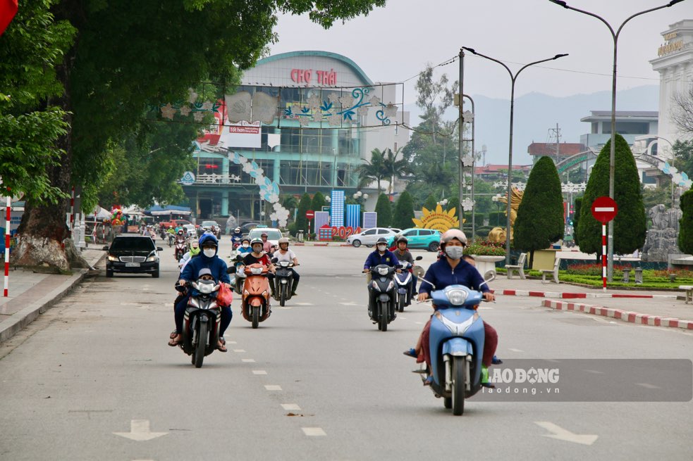 Mot so tuyen duong tai phuong Phan Dinh Phung bi tam dung luu thong de phuc vu Dai hoi. Anh: Nguyen Hoan.