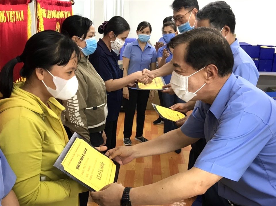 창신 베트남 유한회사 이사회 대표가 노동자들에게 2020년 제32회 '사랑의 손길' 프로그램 지원금을 전달하고 있습니다. 자료 사진: HAC