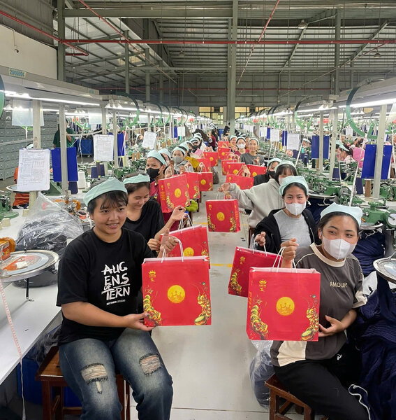 Workers at the First Team Vietnam Garment Company Limited Branch were excited and touched to receive the moon cake presented by the union. Photo: Do Lam