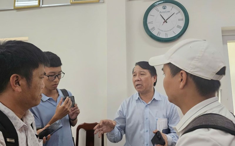 Mr. Nguyen Dang Giap - Director of the Central Highlands General Hospital burst into tears when sharing about the incident. Photo: Thanh Quynh