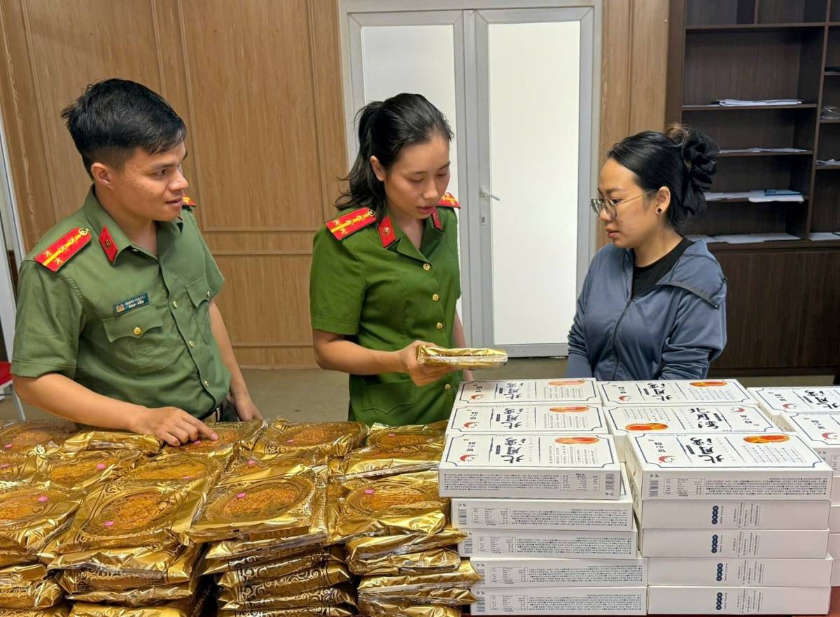 Phòng An ninh mạng và phòng chống tội phạm công nghệ cao kết hợp với Công an phường Hồng Bàng kiểm tra hàng hoá của V.T.T.H. Ảnh: Công an Hải Phòng