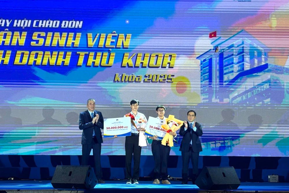 The University of Science and Technology honors the new valedictorian of the entire school, Dinh Nhu Duy Tue, and Nguyen Ngoc Minh, who were directly admitted to the school. Photo: Tran Thi