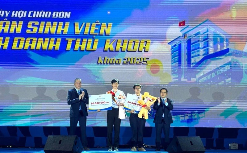 The University of Science and Technology honors the new valedictorian of the entire school, Dinh Nhu Duy Tue, and Nguyen Ngoc Minh, who were directly admitted to the school. Photo: Tran Thi