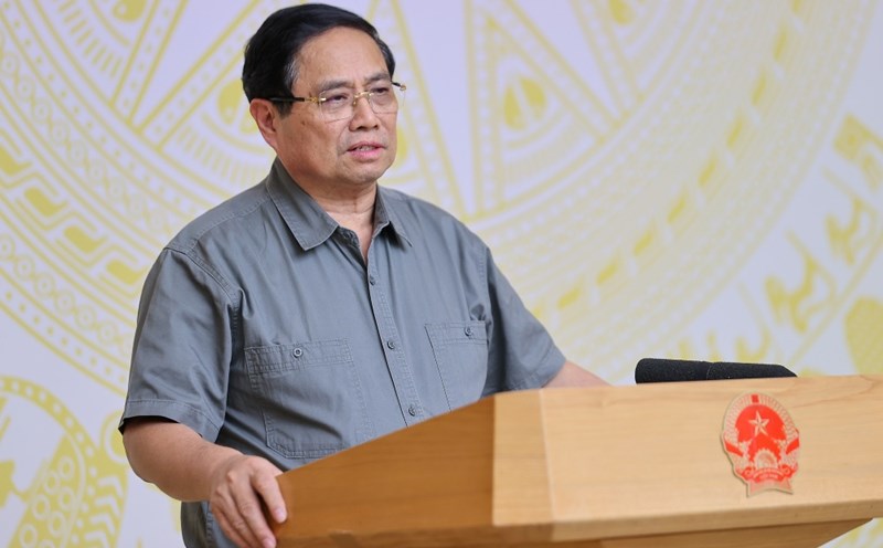 Politburo member and Prime Minister Pham Minh Chinh requested a review of decentralization, delegation of authority, and reduction of procedures for the operation of local government at 2 levels. Photo: Nhat Bac