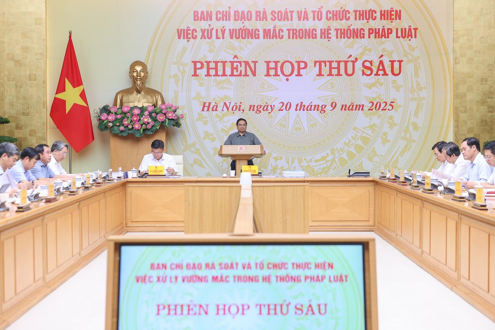 Phien hop cua Ban Chi dao ra soat, xu ly vuong mac trong he thong van ban quy pham phap luat. Anh: VGP