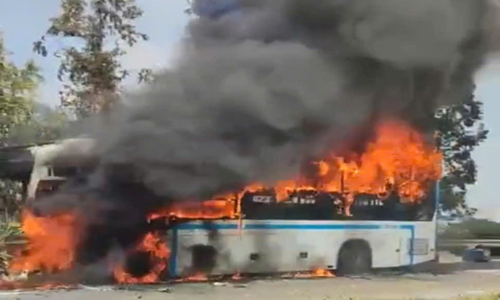 Scene de l'incendie d'un autocar couchette. Photo : Fournie par les habitants