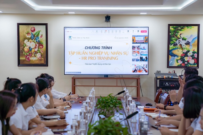 HR Pro-Training personnel training program organized by Vietnam Textile and Garment Group. Photo: Thu Thuy