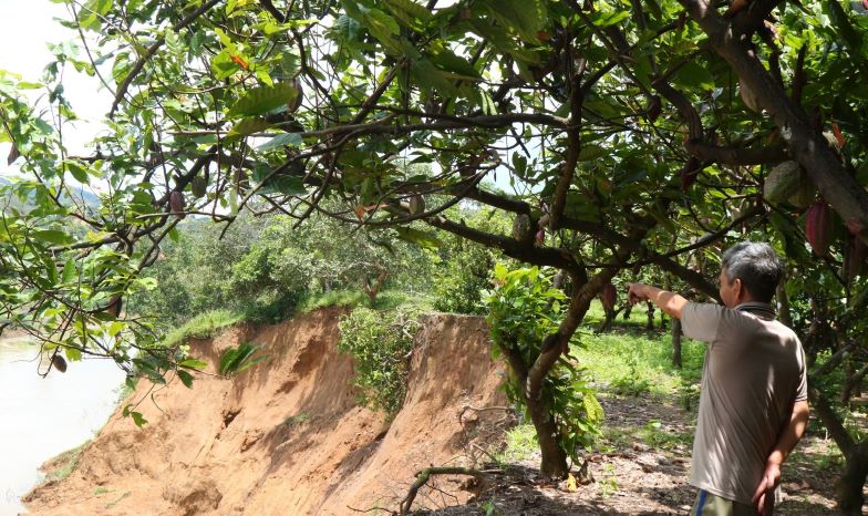 The landslide at Mr. Phung Van Nham's house. Photo: Duc Tu
