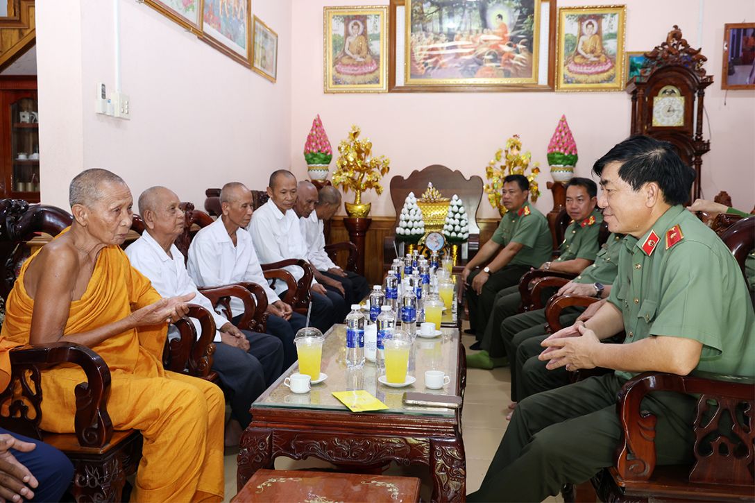 Thieu tuong Nguyen Van Han - Uy vien Ban thuong vu Tinh uy, Giam doc Cong an tinh tham chua Soai So. Anh: Vu Tien