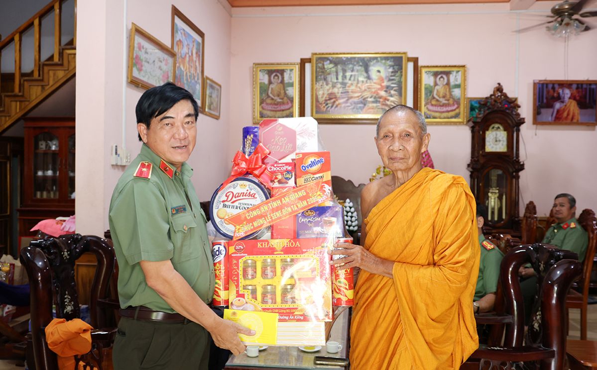 Nhan dip Sen Dolta, Thieu tuong Nguyen Van Han - Uy vien Ban thuong vu Tinh uy, Giam doc Cong an tinh tang qua cho Hoa thuong Chau Ty -  Pho Phap chu Giao hoi Phat giao Viet Nam, tru tri chua Soai So, xa Tri Ton. Anh: Vu Tien 