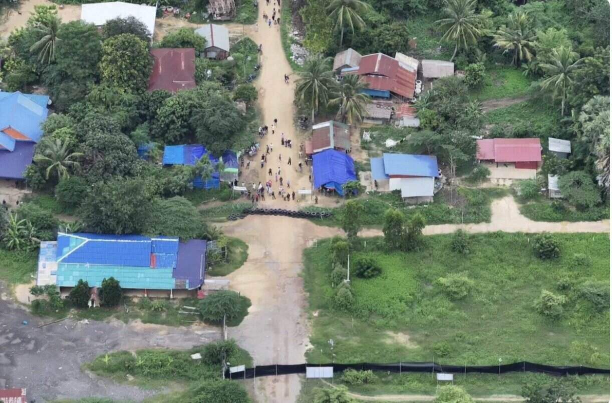 캄보디아 국민들이 태국-캄보디아 분쟁 국경에 설치된 바리케이드 지역에 모여 있습니다. 사진: 사깨오 라디오