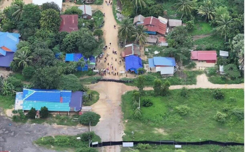 Cambodian people gather in the fence erected at the disputed border between Thailand and Cambodia. Photo: Sa Kaeo Radio