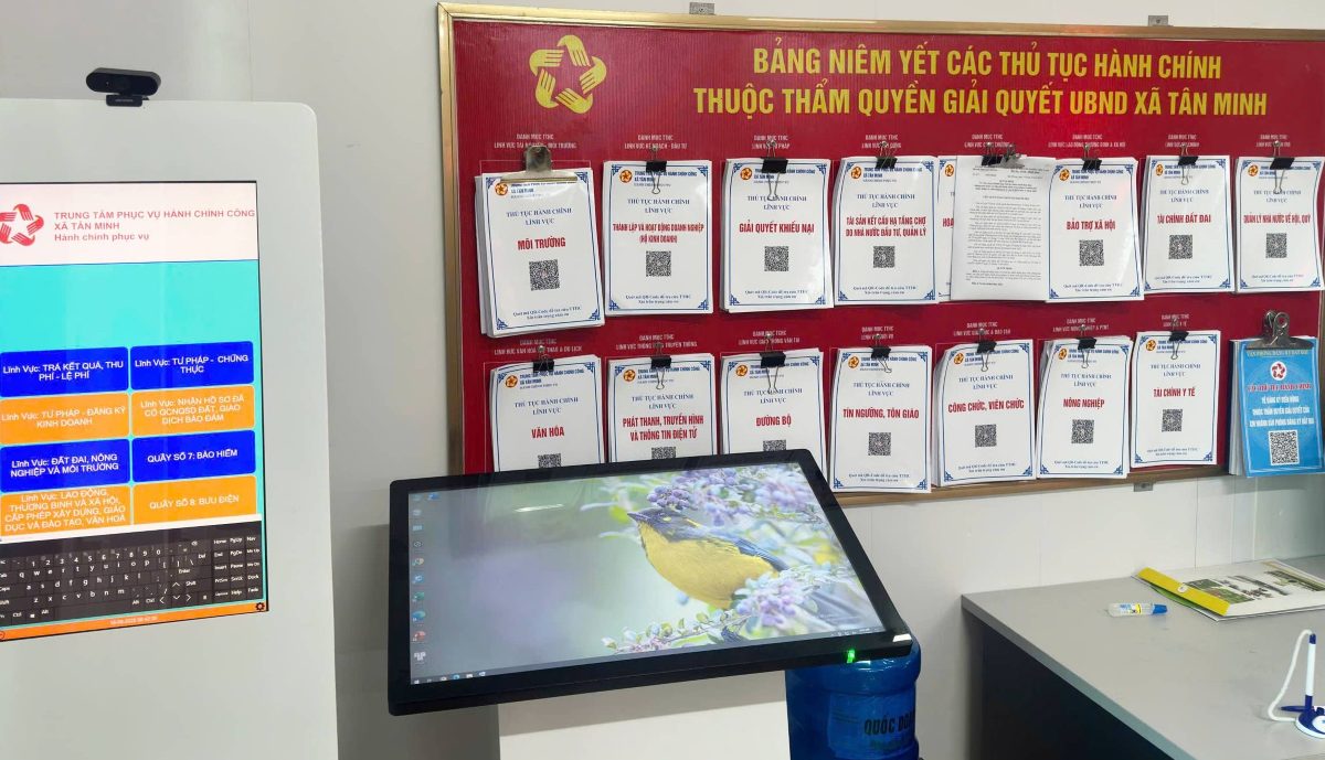 La commune de Tan Minh affiche publiquement 382 procedures administratives relevant de la competence du comite populaire communal. Photo : Cỏng TTDT Hai Phong