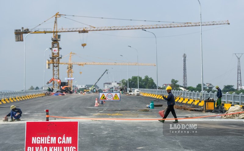 The new Phong Chau bridge is about to open to traffic. Photo: Trong Tung.