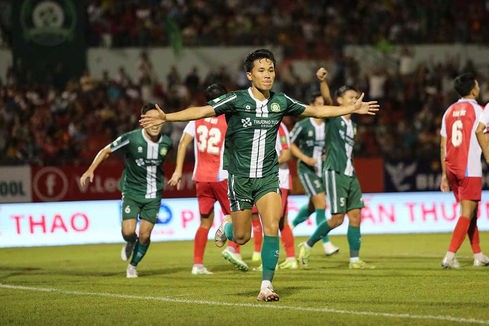Luu Tu Nhan ghi ban mo ti so cho Truong Tuoi Dong Nai. Anh: Binh Le