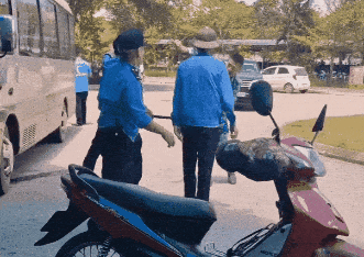 Dong A Jipi社の3人の警備員とラオカイ第1総合病院の若者との乱闘行為を記録した写真。ビデオから抜粋.