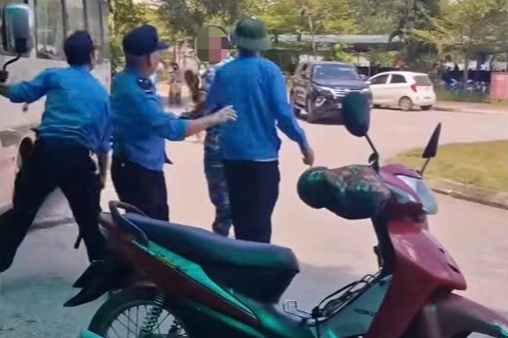 Hinh anh ghi lai nam thanh nien bi bao ve benh vien dung gay de hanh hung (Anh: Cat tu clip).