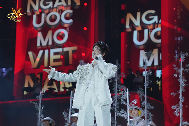 Vu Cat Tuong la ca si mo man cho dem nhac. Anh: Ban to chuc
