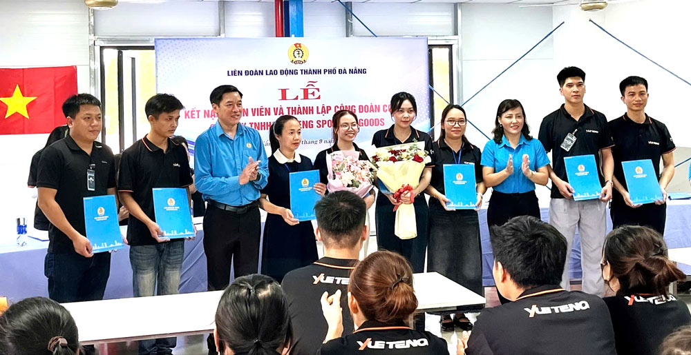 The Da Nang City Labor Federation established a new grassroots union with 70 union members. Photo: Tu An