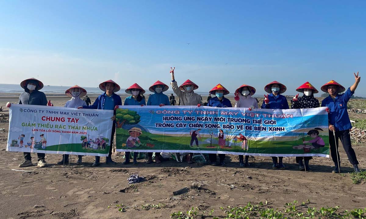 Doan vien, cong nhan, lao dong tham gia trong cay chan song, don sach bo bien o xa Rang Dong, tinh Ninh Binh. Anh: Cong doan Viet Thuan