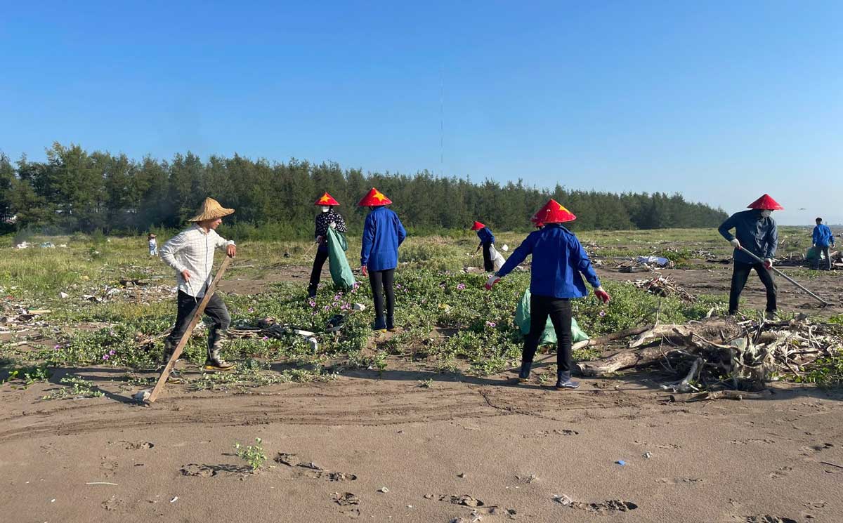 The amount of garbage after being cleaned up on the beach will be taken away for treatment. Photo: Viet Thuan Trade Union