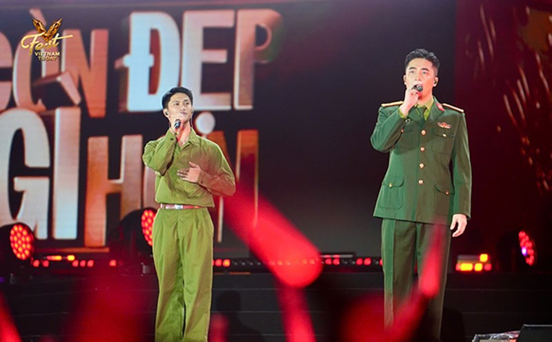 Nguyen Hung - actor of the movie "Red Rain" (left) and singer Vu on the stage V Fest - Vietnam Today. Photo: Organizing Committee