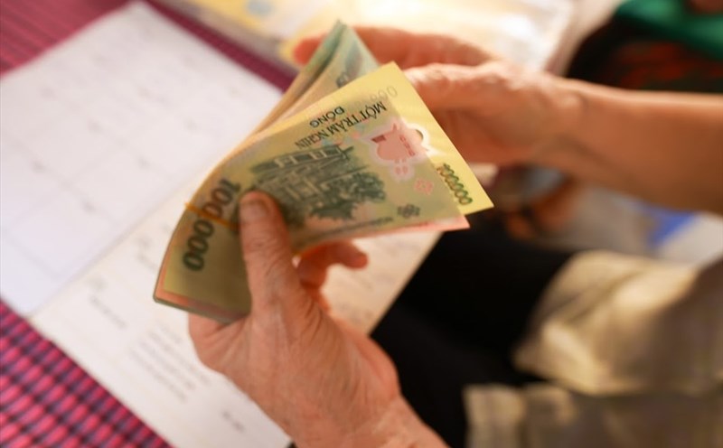 Resolution 07/2025/NQ-CP stipulates policies for employees who are of retirement age according to regulations. Photo: Hai Nguyen