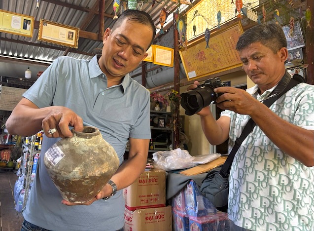 Anh Tai gioi thieu tin nuoc mam den khach va nguoi