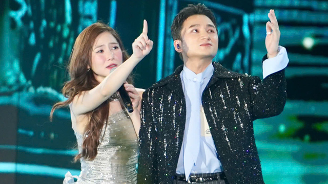 Huong Tram, Phan Manh Quynh on the V Fest - Vietnam Today stage. Photo: Organizing Committee