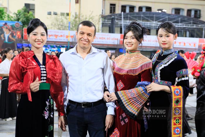 ディエンビエンのストリートフェスティバルに参加する住民と観光客。写真:クアン・ダット