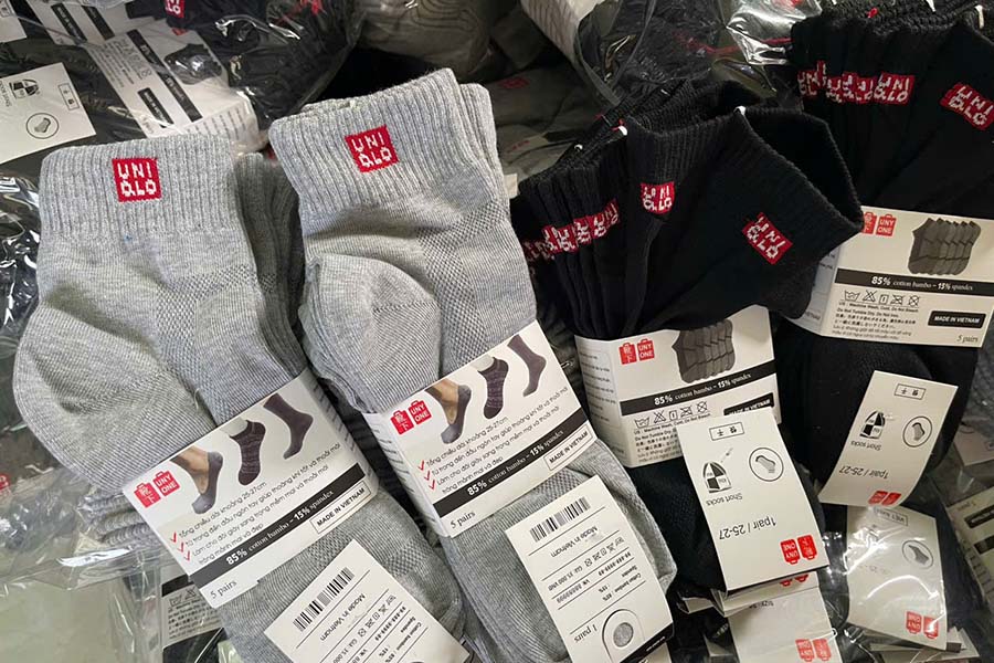 Tat mang mac NIKE, UNIQLO “ra lo” tai Phu Nghia, Ha Noi. Anh: Doi QLTT so 25  