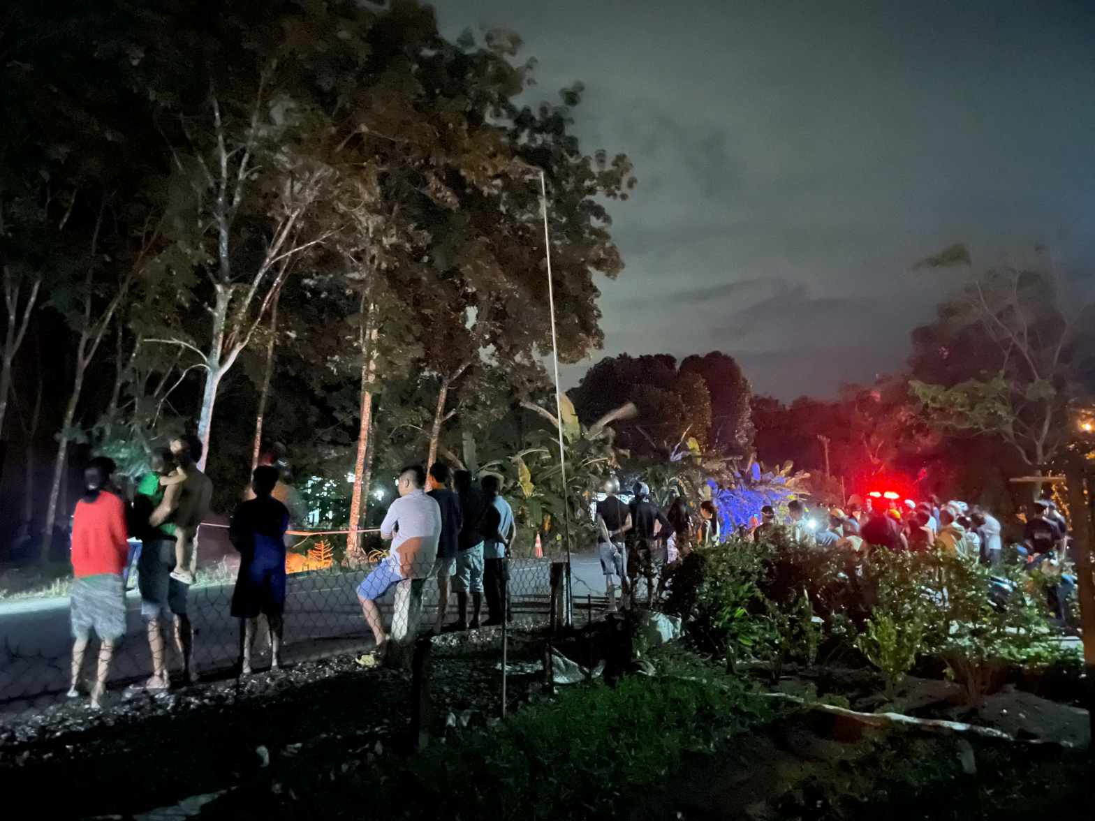 母子3人が死亡した自動車とバイクの事故現場。写真:読者提供