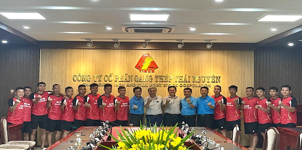 Lanh dao Cong doan Cong Thuong Viet Nam va doi bong the hien quyet tam truoc khi tham gia Giai Bong da CNVC Viet Nam nam 2025. Anh: Thanh Thai