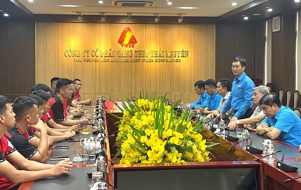 Mr. Le An Hai - Chairman of the Vietnam Industry and Trade Union encouraged the team. Photo: Thanh Thai