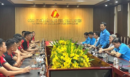 Ông Lê An Hải - Chủ tịch Công đoàn Công Thương Việt Nam  động viên đội bóng. Ảnh: Thanh Thái