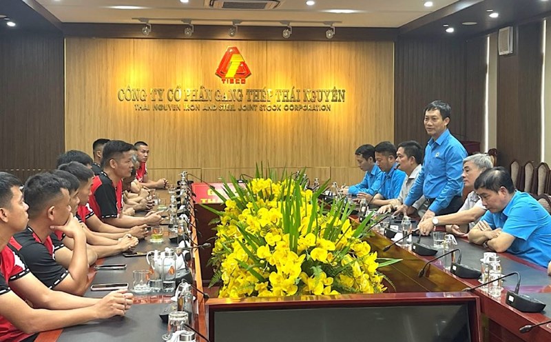 Mr. Le An Hai - Chairman of the Vietnam Industry and Trade Union encouraged the team. Photo: Thanh Thai