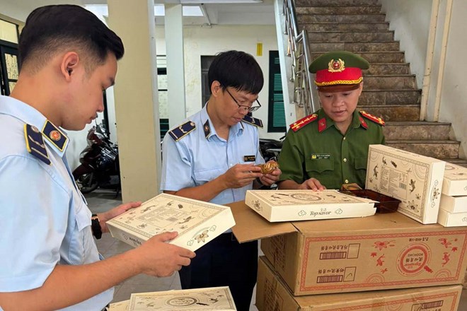 Luc luong chuc nang thu giu hang tram banh Trung thu khong ro nguon goc. Anh: Cong an Ha Noi