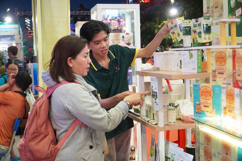 Ho Chi Minh-Ville organisera la Semaine des produits OCOP des specialites regionales. Photo : Ha May