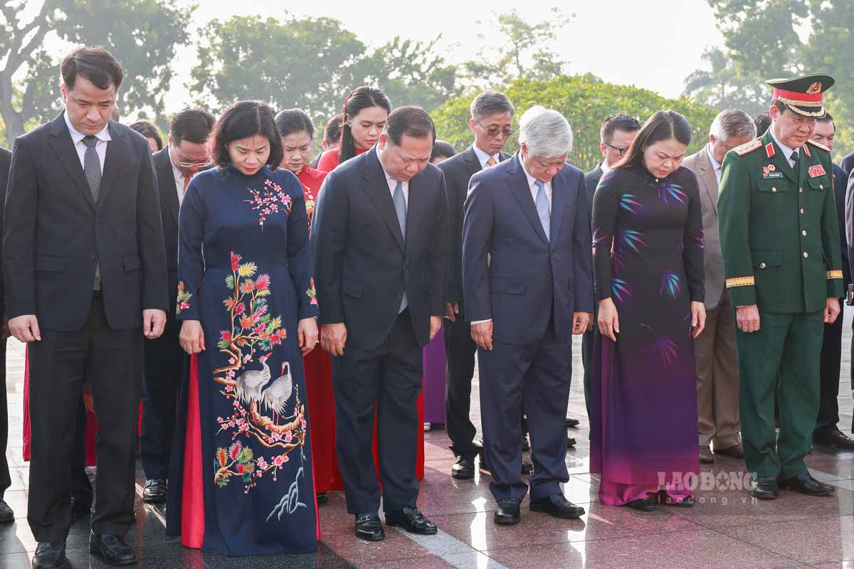Cac dai bieu danh mot phut mac niem
