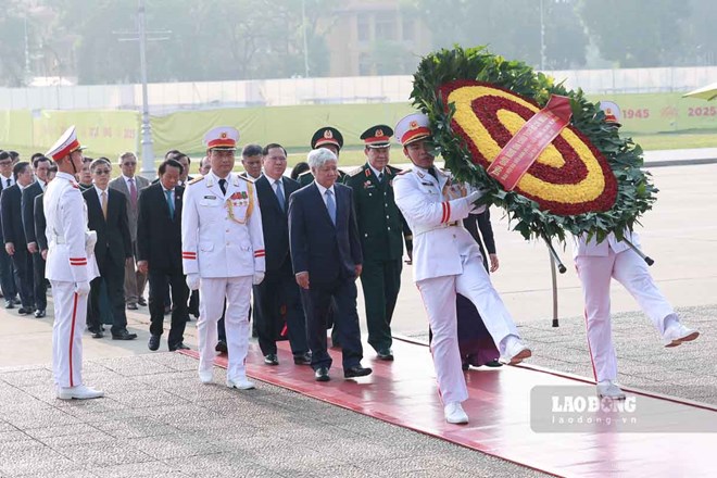 Đoàn đại biểu Đảng bộ MTTQ, các đoàn thể Trung ương viếng Lăng Chủ tịch Hồ Chí Minh. Ảnh: Hải Nguyễn