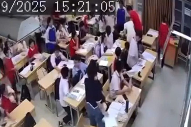 A teacher at Dai Kim Secondary School (Dinh Cong Ward, Hanoi) was pulled down by a 7th grade student. Photo: extracted from the camera