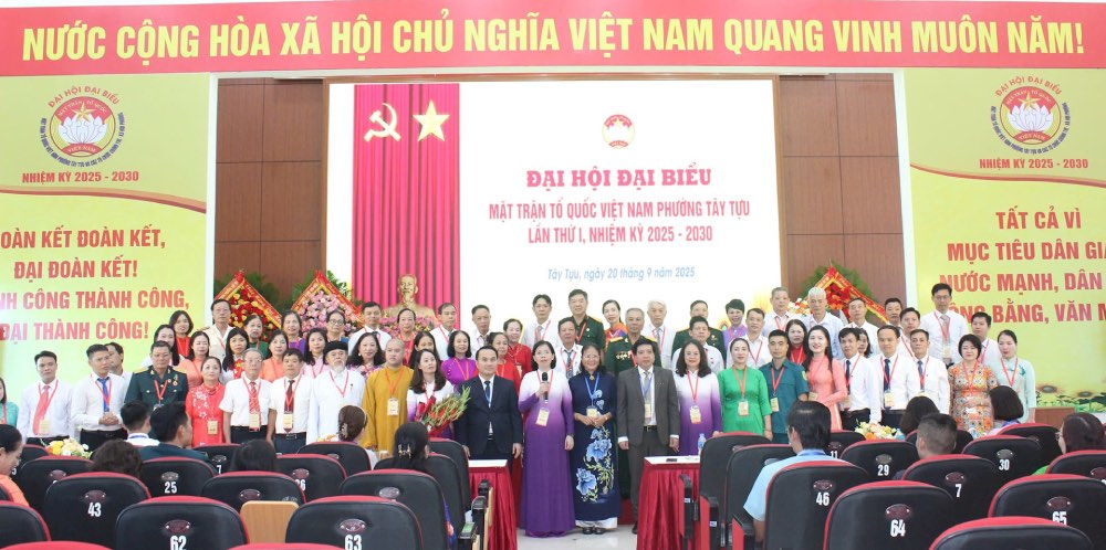 El Comite del Frente de la Patria de Vietnam del barrio de Tay Tuu (Hanoi) para el mandato 2025-2030 se presenta en el congreso. Foto: MTTQVN TP Ha Noi