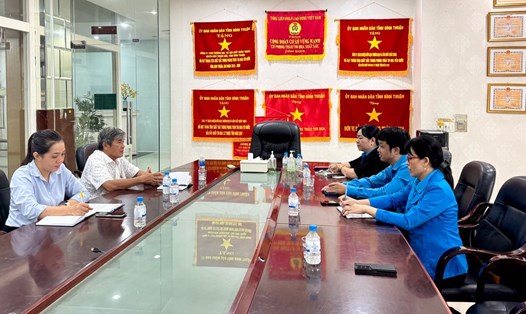 Ông Hồ Công Dương - Phó Chủ tịch Thường trực Liên đoàn Lao động tỉnh Lâm Đồng cùng Chủ tịch Công đoàn phường Hàm Thắng làm việc với công ty về việc giải quyết tình trạng chậm lương công nhân. Ảnh: Duy Tuấn
