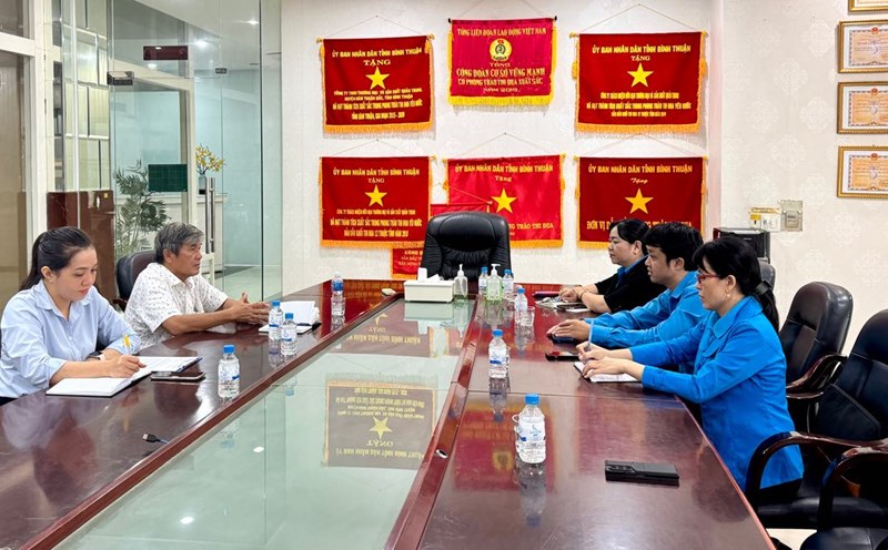 Mr. Ho Cong Duong - Permanent Vice President of Lam Dong Provincial Labor Federation and Chairman of Ham Thang Ward Labor Union worked with the company on resolving the situation of workers' unpaid wages. Photo: Duy Tuan
