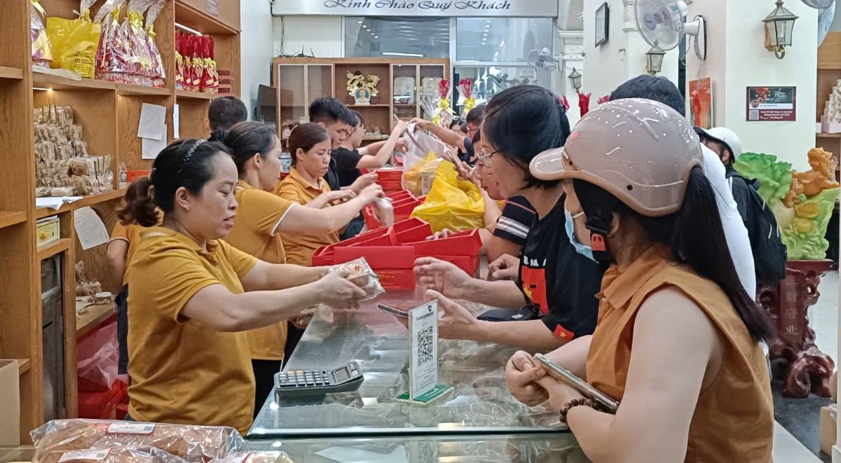 Mot so thuong hieu banh nuong o Cau Dat cung da thong bao dung dat hang qua mang, chi ban truc tiep tai mot dia chi nen tinh trang khach xep hang mua banh ngay cang tang cao. Ảnh: Mai Dung