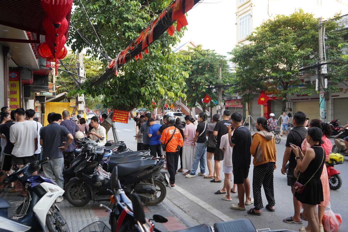 Mac du cho doi lau nhung nguoi dan van vui ve, khong chen lan. Ảnh: Mai Dung