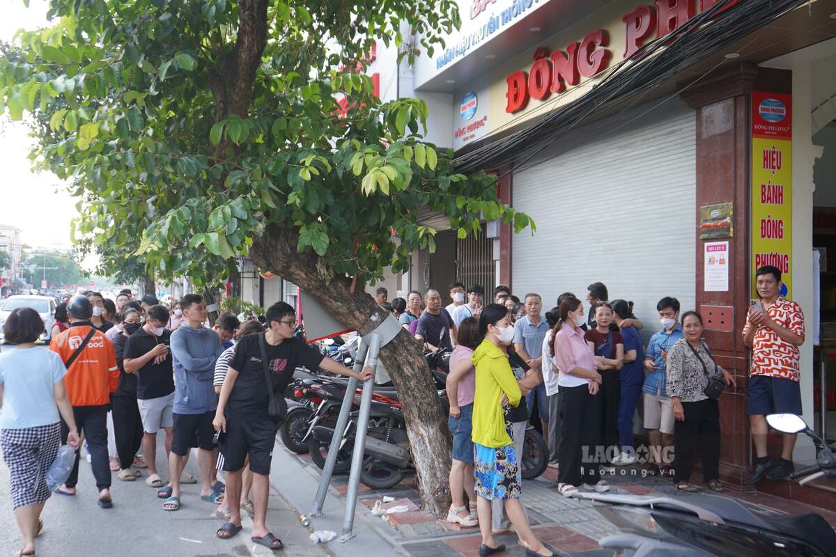 Les gens font la queue pour acheter des gateaux sur Cau Dat Street, Hai Phong. Photo: Mai Dung