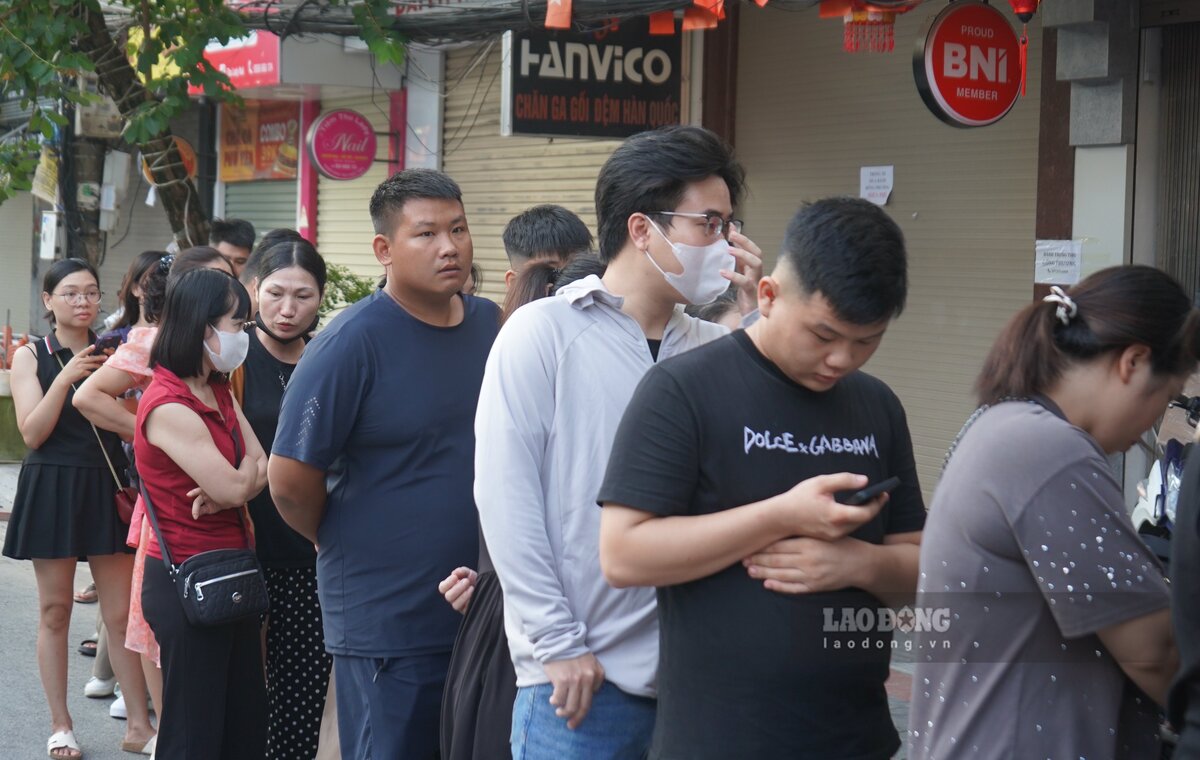 Tinh trang xep hang mua banh nuong pho Cau Dat da dien ra nua thang nay. 