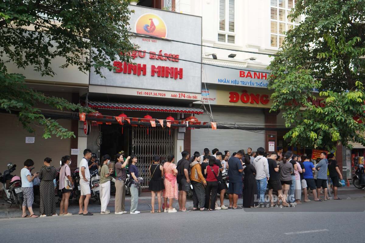 6h30 sang 21.9, nguoi cho mua banh da xep hang dai tren pho Cau Dat, nhieu nguoi da cho ca tieng. Ảnh: Mai Dung